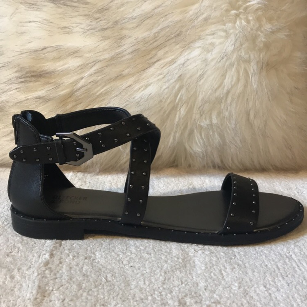 👩🏻‍🎓Edgy sandals